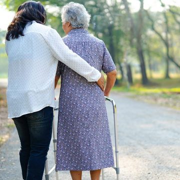 aide-aux-seniors-grenoble-les-dispositifs-qui-facilitent-le-maintien-domicile