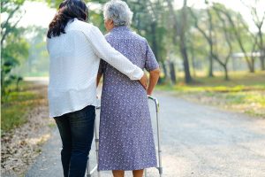 aide-aux-seniors-grenoble-les-dispositifs-qui-facilitent-le-maintien-domicile