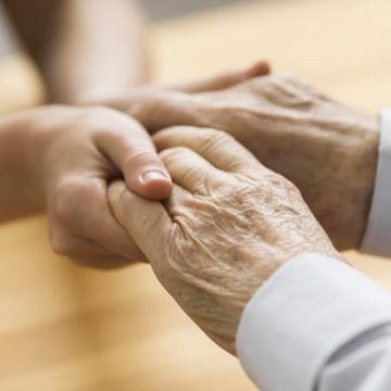 aide-domicile-senior-mains-600